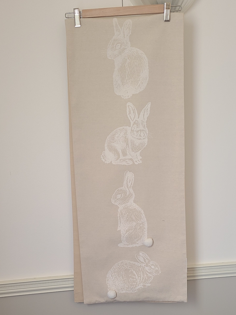 Table Runner / Soft Neutral Design - Picture 4 of 5